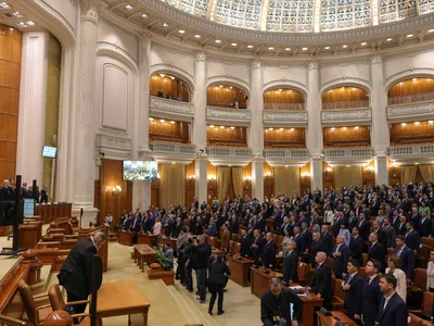 Sporul de doctor de 950 lei la salariu e doar „mită” din bani publici. Șefii din Parlament îl iau - Foto: INQUAM PHOTOS / Octav Ganea