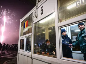 Doi poliţişti, unul român şi unul bulgar, îşi strâng mâna pe 1 ianuarie 2025, la intrarea celor două state în Spaţiul Schengen - Foto: Profimedia Images