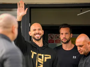Andrew și Tristan Tate au plecat cu un avion privat în Dubai. Ce se întâmplă cu mașinile confiscate - Foto: Profimedia Images