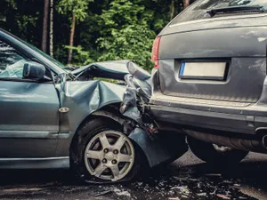 3 oameni răniți la o terasă după ce o mașină a ricoșat în ei. Fusese lovită de o altă mașină - Foto: Freepik