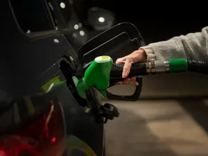 Vești bune pentru șoferi! Au scăzut prețurile la carburanți. Cu cât se vinde litrul la pompă? foto: Freepik (fotografie cu caracter ilustrativ)