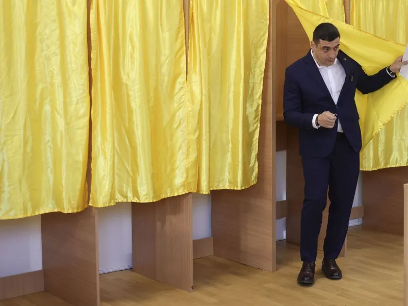 George Simion iese din cabina de vot, la secţia la care a votat, în Mogoşoaia - Foto: INQUAM PHOTOS/Octav Ganea